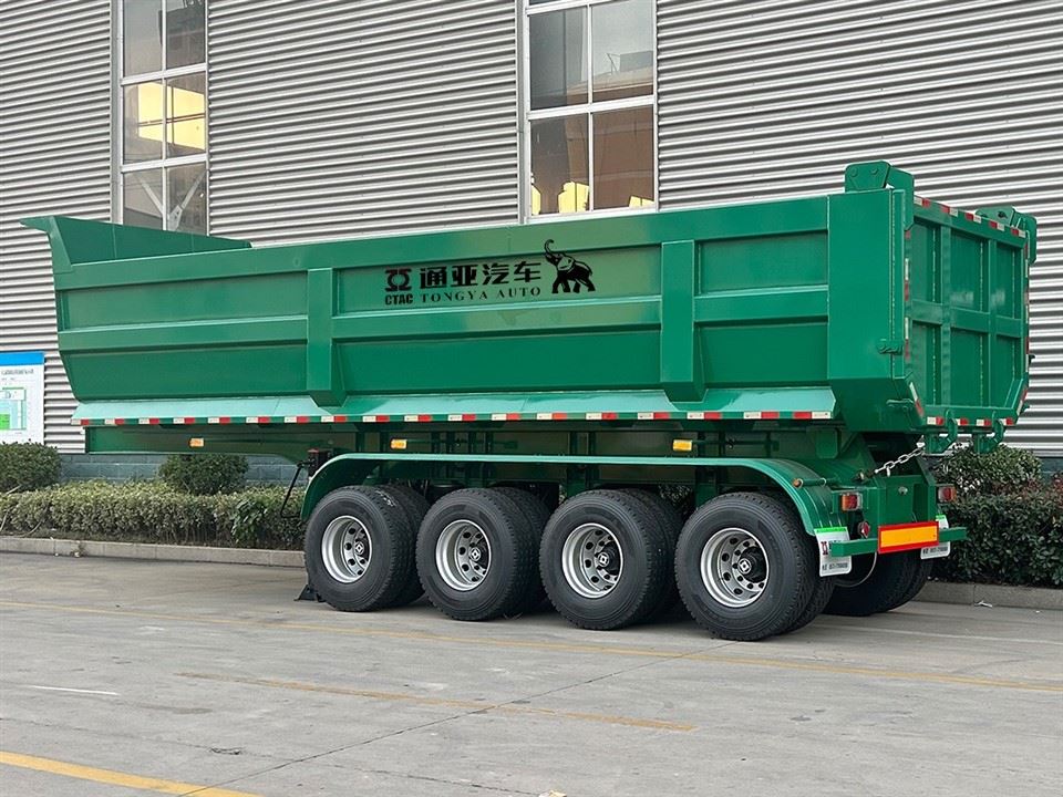 Fyraxlad semitrailer bak